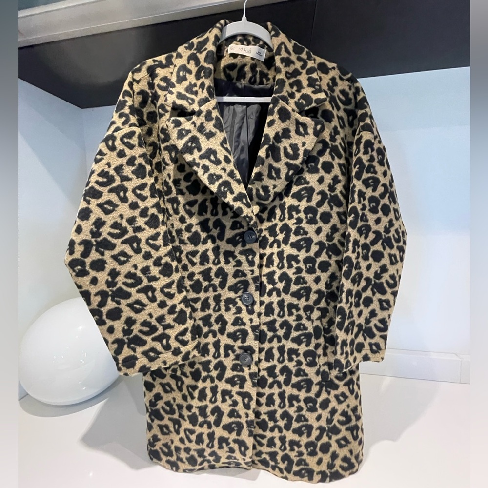 K zell women’s leopard animal print 3 button mid length Jacket coat sz Large